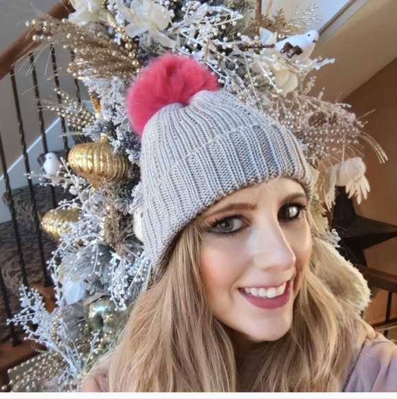 Regina Gold Neiman Marcus gray wool cap real fox Fur fuschia pom pom. NWT Luxury - Picture 1 of 6